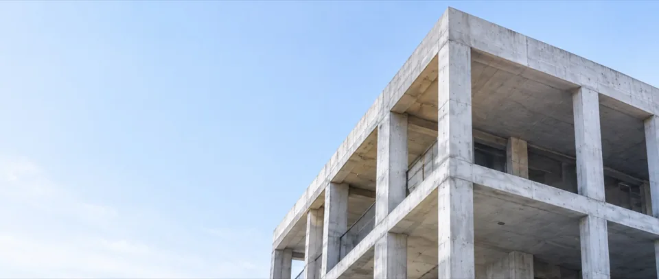 Yeni inşa edilen betonarme yapının kolonları ve katları