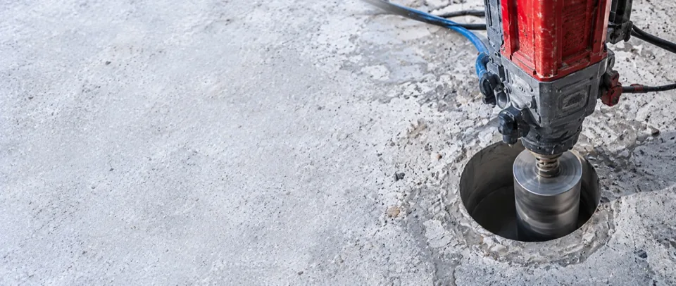 Beton döşemede düşey çalışan kırmızı karot makinesi